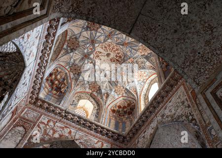 All'interno della moschea invernale della Madrasa Abdulaziz Khan, un'antica madrassah a Bukhara, Uzbekistan. Fu costruito nel 1652-1654. Soffitto decorato Foto Stock