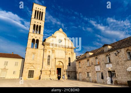 Esterno della Cattedrale di Hvar del XV secolo (Diocesi di Hvar), isola di Hvar, Croazia Foto Stock