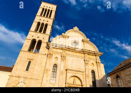 Esterno della Cattedrale di Hvar del XV secolo (Diocesi di Hvar), isola di Hvar, Croazia Foto Stock