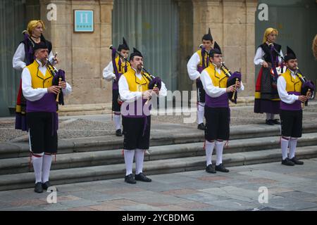 Oviedo, Spagna, 22 ottobre 2024: Il gruppo di cornamuse suona per ravvivare l'arrivo di Carolina Marín a Oviedo, Princess of Sports Award, il 22 ottobre 2024, a Oviedo, Spagna. Crediti: Alberto Brevers / Alamy Live News. Foto Stock