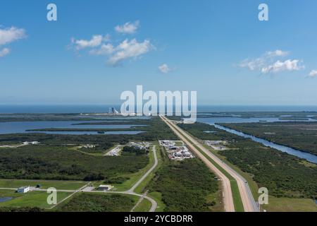 Vista dell'LC-39A con Falcon Heavy dal tetto dell'edificio di assemblaggio del veicolo della NASA Foto Stock