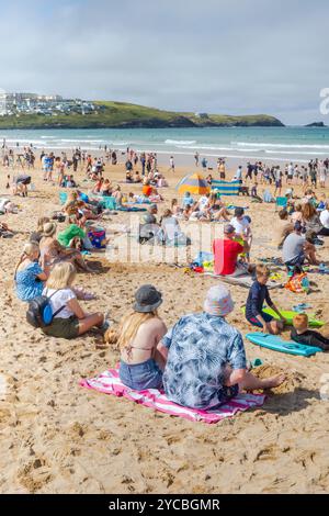 I turisti si godono il sole estivo sulla Fistral Beach a Newquay, in Cornovaglia, nel Regno Unito. Foto Stock