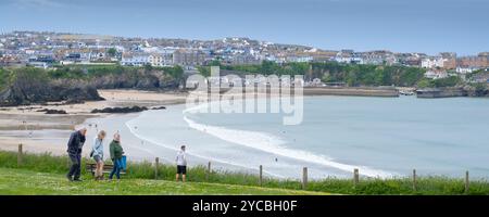 Un'immagine panoramica della vista su Newquay Bay fino al porto di Newquay in Cornovaglia nel Regno Unito. Foto Stock