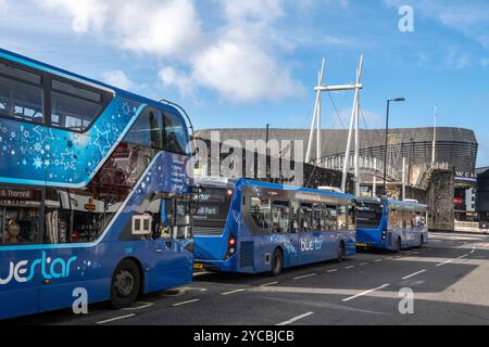 Gli autobus Solent Blue Star si trovano presso una stazione degli autobus o presso il punto di prelievo della fermata nel centro di Southampton, Southampton, Hampshire, Regno Unito Foto Stock