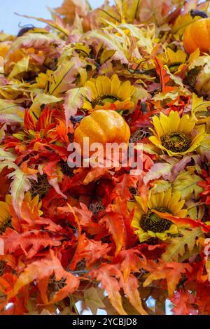 Sistemazione per il raccolto autunnale con zucche e girasoli Foto Stock