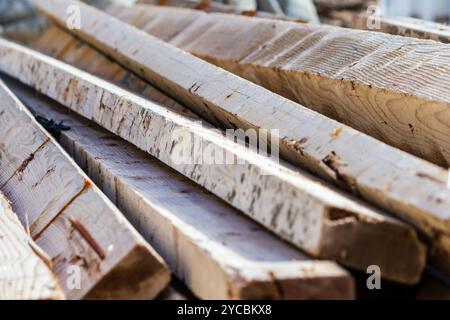 Vista ravvicinata delle tavole di legno appena tagliate Foto Stock