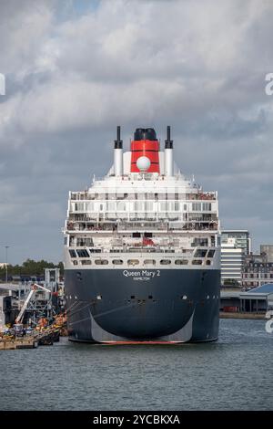 Nave da crociera Cunard Queen Mary con vista a poppa accanto al porto di Southampton, porto di Southampton, Hampshire, Regno Unito Foto Stock