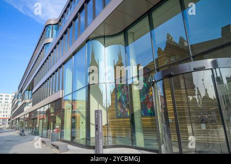 Gewerbehaus, otto-Ostrowski-Straße, ehemaliger Schlachthof, Prenzlauer Berg, Pankow, Berlino, Deutschland *** edificio commerciale, otto Ostrowski Straße, ex macello, Prenzlauer Berg, Pankow, Berlino, Germania Foto Stock