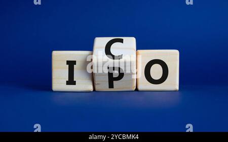 Simbolo ICO e IPO. Cubi di legno con parole ICO - offerta iniziale di monete e IPO - offerta pubblica iniziale. Splendido sfondo blu intenso. Business co Foto Stock