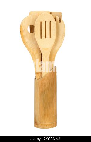 Utensili da cucina in legno in un supporto di bambù su sfondo bianco utensili da cucina in legno isolati su sfondo bianco. Foto Stock