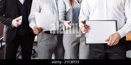 Gruppo di colleghi che sorridono al servizio di telecamere in ufficio Foto Stock