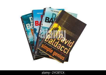 Selezione di libri di David Baldacci con libro Simple Genius in alto isolato su sfondo bianco Foto Stock