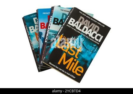 Selezione di libri di David Baldacci con libro Last Mile in alto isolato su sfondo bianco Foto Stock