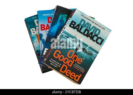 Selezione di libri di David Baldacci con un libro di buone azioni in alto isolato su sfondo bianco Foto Stock