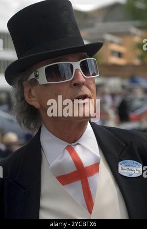 David Shilling, designer di cappelli inglese, un mulinatore che indossa una corsa di cavalli St Georges Cross cravat presso Royal Ascot Berkshire Inghilterra, anni '2006 2000, UK HOMER SYKES Foto Stock