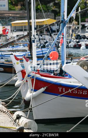 Francia, Porquerolles - 09 giugno 2024: Colorate barche da pesca tradizionali in legno nel porto dell'isola di Porquerolles Foto Stock