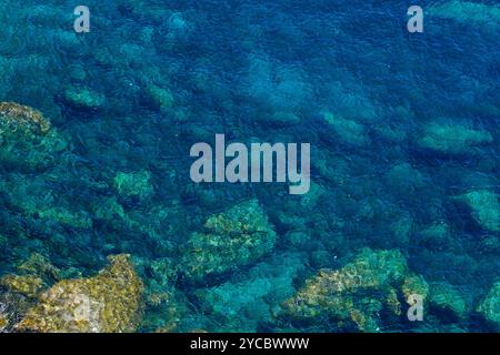 Le scogliere frastagliate di Porquerolles incontrano il limpido Mediterraneo, la Provenza, la Francia Foto Stock