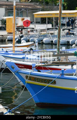 Francia, Porquerolles - 09 giugno 2024: Colorate barche da pesca tradizionali in legno nel porto dell'isola di Porquerolles Foto Stock