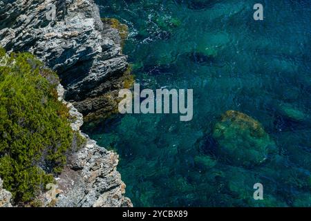 Le scogliere frastagliate di Porquerolles incontrano il limpido Mediterraneo, la Provenza, la Francia Foto Stock