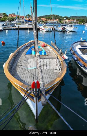 Francia, Porquerolles - 09 giugno 2024: Colorate barche da pesca tradizionali in legno nel porto dell'isola di Porquerolles Foto Stock