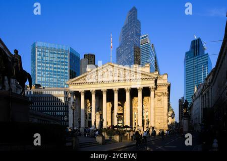 Londra, Regno Unito - 18 settembre 2024; Royal Exchange nella City di Londra sotto la calda luce della sera Foto Stock