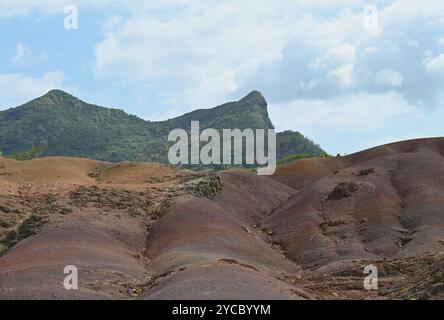 Sabbie colorate di Chamarel Geopark della Terra dei sette colori in una bella giornata a Mauritius. Foto Stock