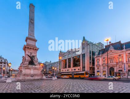 Affascinante vista del Monumento dos Restauradores, affiancato dal Teatro Eden e dal Palacio Foz a Lisbona, Portogallo, durante l'ora d'oro con un'atmosfera serena Foto Stock