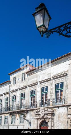 Questo splendido palazzo di Alfama presenta un'architettura elegante che mostra il ricco patrimonio culturale di Lisbona su un cielo azzurro. Foto Stock