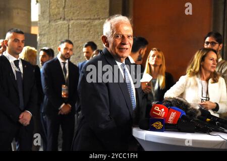 Napoli, Italia. 19 ottobre 2024. (10/19/2024) riunione dei ministri della difesa del G7 Italia 2024: Il Vicepresidente della Commissione europea Josep Borrell incontra i giornalisti durante la riunione tenutasi presso il Palazzo reale di Napoli. (Foto di Pasquale Gargano/Pacific Press/Sipa USA) credito: SIPA USA/Alamy Live News Foto Stock