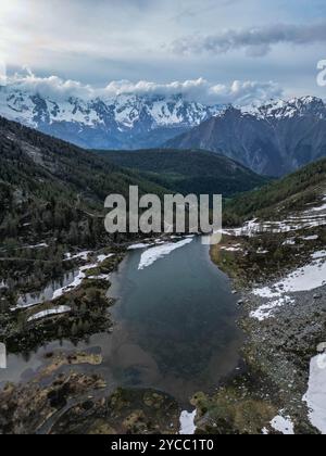 Splendido lago alpino con massiccio del Monte bianco sullo sfondo, vista aerea Foto Stock