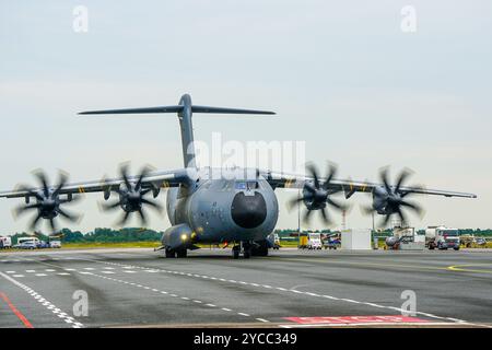 Liepaja, Lettonia - 16 giugno 2024: ZM401 RAF Royal Air Force Airbus C.1 A400M Atlas, velivolo cargo militare sulla pista dell'aeroporto Foto Stock