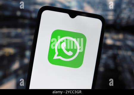 25 settembre 2024, Portogallo. In questa immagine, il logo WhatsApp viene visualizzato sullo schermo di uno smartphone Foto Stock