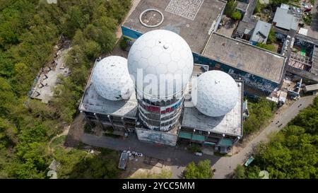 Vista aerea della stazione di spionaggio di Teufelsberg (storia della DDR) a Berlino, Germania Foto Stock