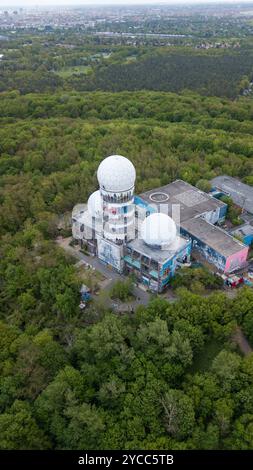 Vista aerea della stazione di spionaggio di Teufelsberg (storia della DDR) a Berlino, Germania Foto Stock