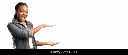 Joyful Black Lady in bretelle con oggetti invisibili, Studio Shot Foto Stock