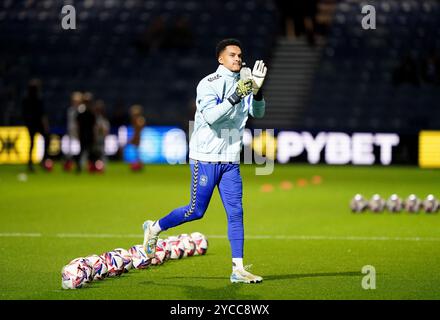 Il portiere del Coventry City Oliver Dovin riconosce la folla prima della partita del Campionato Sky Bet al MATRADE Loftus Road Stadium di Londra. Data foto: Martedì 22 ottobre 2024. Foto Stock