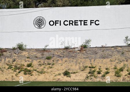 Heraklion, Grecia. 22 ottobre 2024. Immagine che mostra il logo OFI Creta FC sul muro durante la sessione di allenamento Matchday-3, in vista di una partita tra le squadre nazionali di Grecia e Belgio, chiamata Red Flames nel primo play-off del concorso europeo di qualificazione femminile UEFA 2023-24, martedì 22 ottobre 2024 a Heraklion, Grecia. Crediti: Sportpix/Alamy Live News Foto Stock