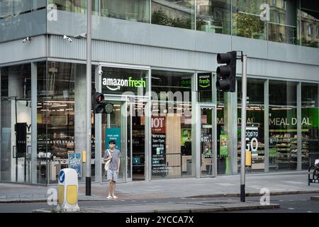 Londra, Regno Unito. 19 ottobre 2024: Il cartello con il nome e la facciata della filiale del negozio di alimentari Amazon Fresh nel quartiere di Southwark. Foto Stock