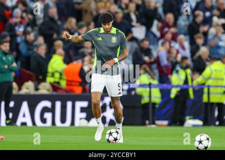 Il difensore dell'Aston Villa Tyrone Mings (5) si scalda durante la partita di primo turno tra Aston Villa FC e Bologna FC 1909 UEFA Champions League a Villa Park, Birmingham, Inghilterra, Regno Unito il 22 ottobre 2024 Credit: Every Second Media/Alamy Live News Foto Stock