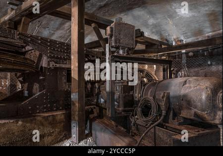 macchinari storici di un sito minerario abbandonato Foto Stock