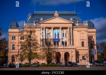 Schwerin, Germania. 22 ottobre 2024. L'edificio del Meclemburgo State Theater. Crediti: Jens Büttner/dpa/Alamy Live News Foto Stock