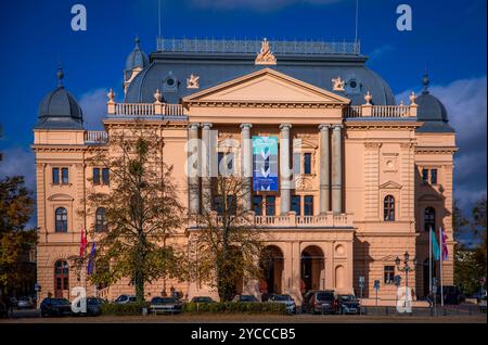 Schwerin, Germania. 22 ottobre 2024. L'edificio del Meclemburgo State Theater. Crediti: Jens Büttner/dpa/Alamy Live News Foto Stock