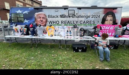 Racine, Wisconsin, Stati Uniti. 22 ottobre 2024. SACARIA FOLWER si occupa dell'autobus "Black Makes Challenge - Who Really Cares" parcheggiato di fronte al municipio di Racine, Wisconsin martedì mattina 22 ottobre 2024, il primo giorno di votazione anticipata nello stato. L'iniziativa ha sede ad Atlanta. Camicie e cappelli per le campagne Harris e Trump sono in vendita. FOWLER ha detto che l'autobus era in servizio tra Michigan e Wisconsin. Il candidato democratico alla vicepresidenza Tim Walz dovrebbe tenere una manifestazione nel centro di Racine in serata. (Credit Image: © Mark Hertzberg/ZUMA Press Wire) UTILIZZO EDITORIALE SU Foto Stock