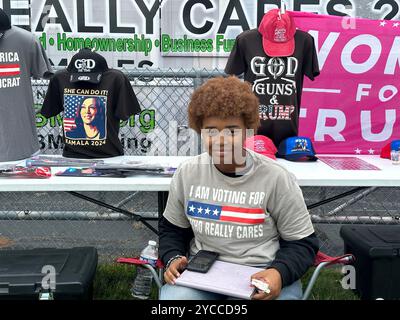 Racine, Wisconsin, Stati Uniti. 22 ottobre 2024. SACARIA FOLWER si occupa dell'autobus "Black Makes Challenge - Who Really Cares" parcheggiato di fronte al municipio di Racine, Wisconsin martedì mattina 22 ottobre 2024, il primo giorno di votazione anticipata nello stato. L'iniziativa ha sede ad Atlanta. Camicie e cappelli per le campagne Harris e Trump sono in vendita. FOWLER ha detto che l'autobus era in servizio tra Michigan e Wisconsin. Il candidato democratico alla vicepresidenza Tim Walz dovrebbe tenere una manifestazione nel centro di Racine in serata. (Credit Image: © Mark Hertzberg/ZUMA Press Wire) UTILIZZO EDITORIALE SU Foto Stock