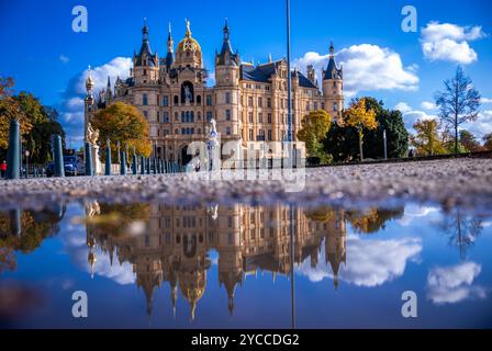 Schwerin, Germania. 22 ottobre 2024. L'impalcatura sulla magnifica cupola del Castello di Schwerin è stata quasi completamente smantellata. La torre era stata impalcata per mesi per il restauro della cupola d'oro e della figura dell'angelo. Con il sole e le temperature miti, il clima autunnale nella Germania settentrionale mostra il suo lato amichevole. Crediti: Jens Büttner/dpa/Alamy Live News Foto Stock