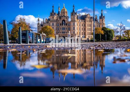 Schwerin, Germania. 22 ottobre 2024. L'impalcatura sulla magnifica cupola del Castello di Schwerin è stata quasi completamente smantellata. La torre era stata impalcata per mesi per il restauro della cupola d'oro e della figura dell'angelo. Con il sole e le temperature miti, il clima autunnale nella Germania settentrionale mostra il suo lato amichevole. Crediti: Jens Büttner/dpa/Alamy Live News Foto Stock