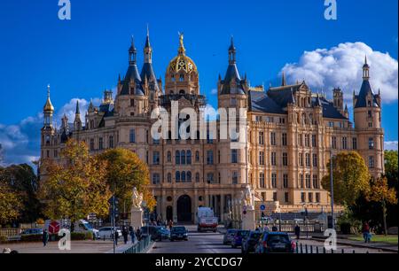 Schwerin, Germania. 22 ottobre 2024. L'impalcatura sulla magnifica cupola del Castello di Schwerin è stata quasi completamente smantellata. La torre era stata impalcata per mesi per il restauro della cupola d'oro e della figura dell'angelo. Con il sole e le temperature miti, il clima autunnale nella Germania settentrionale mostra il suo lato amichevole. Crediti: Jens Büttner/dpa/Alamy Live News Foto Stock