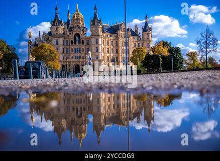 Schwerin, Germania. 22 ottobre 2024. L'impalcatura sulla magnifica cupola del Castello di Schwerin è stata quasi completamente smantellata. La torre era stata impalcata per mesi per il restauro della cupola d'oro e della figura dell'angelo. Con il sole e le temperature miti, il clima autunnale nella Germania settentrionale mostra il suo lato amichevole. Crediti: Jens Büttner/dpa/Alamy Live News Foto Stock