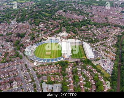 Foto aerea dell'Emerald Headingley Stadium e di una tipica città del Regno Unito che mostra file di case, sentieri e strade, prese sopra Headingley in Foto Stock