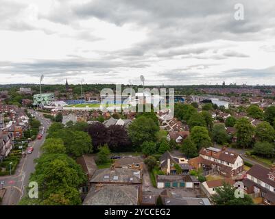 Foto aerea dell'Emerald Headingley Stadium e di una tipica città del Regno Unito che mostra file di case, sentieri e strade, prese sopra Headingley in Foto Stock